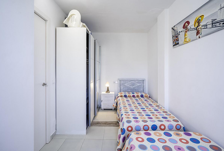 Schlafzimmer mit Einzelbetten und Kleiderschrank