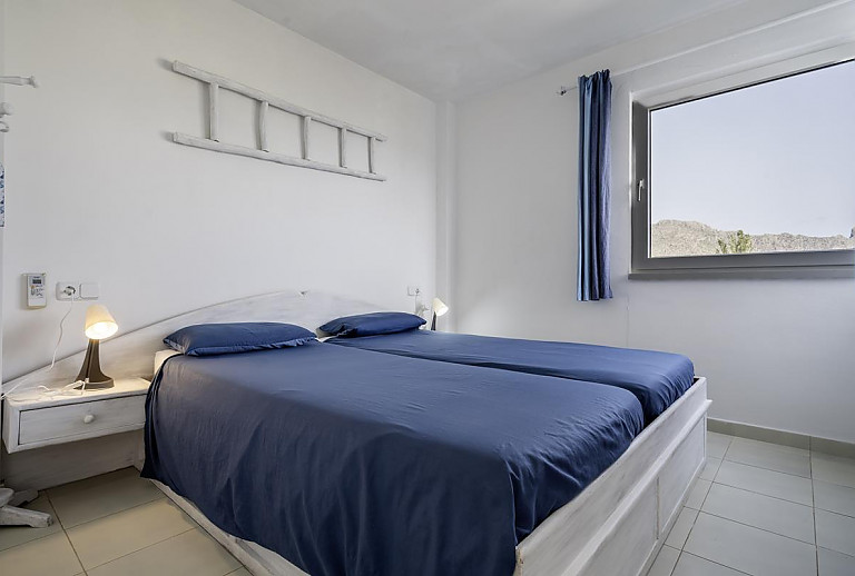 Schlafzimmer mit Einzelbetten und Fenster