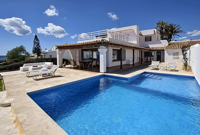 Poolterrasse mit Sonnenliegen vor dem Ferienhaus