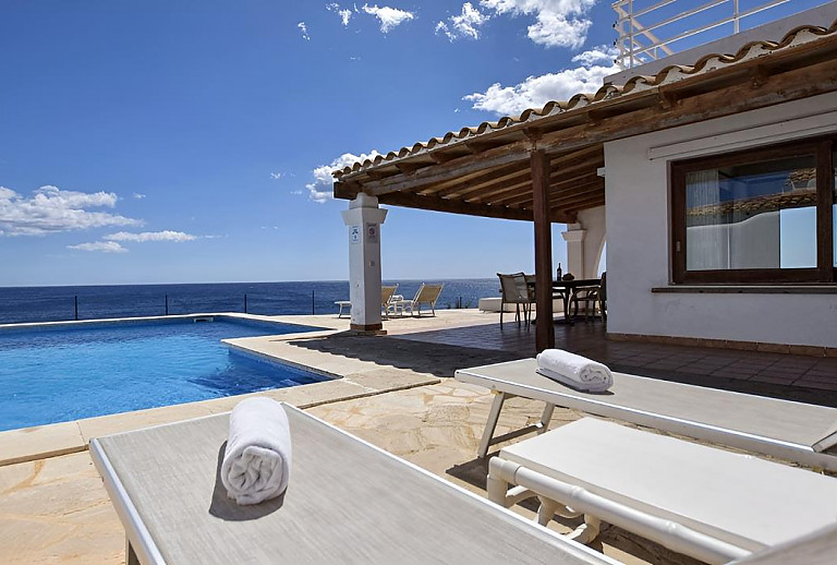 Weitblick auf das Meer von der Poolterrasse