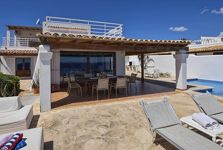 Terrasse mit Vordach und Pool