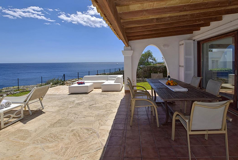 Terrasse mit Esstisch am Pool