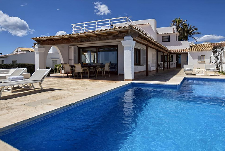 Ferienhaus mit Pool und Sonnenliegen