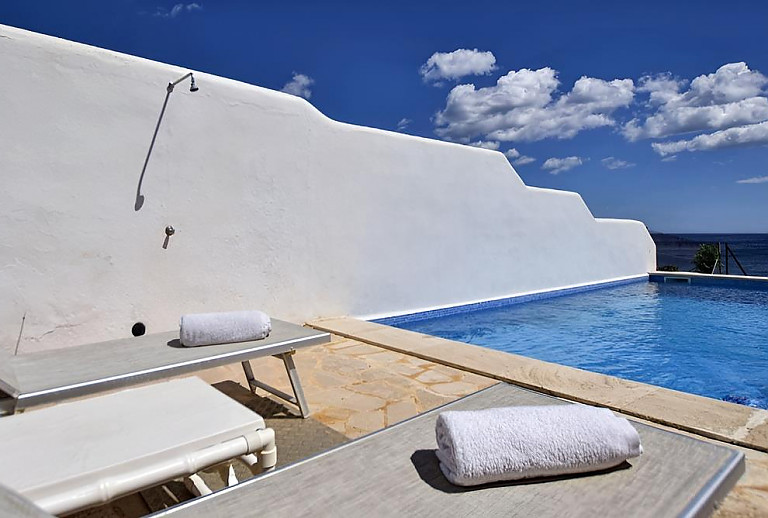 Meerblick vom Pool mit Sonnenliegen