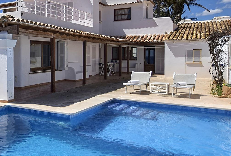 Außenbereich mit Pool und Terrasse