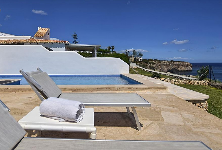 Sonnenliegen auf der Terrasse am Pool