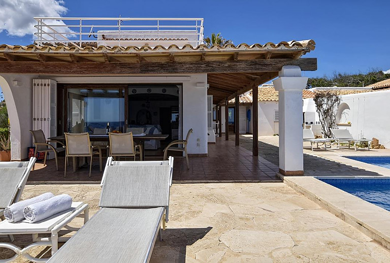 Poolliegen auf der Terrasse vor dem Ferienhaus