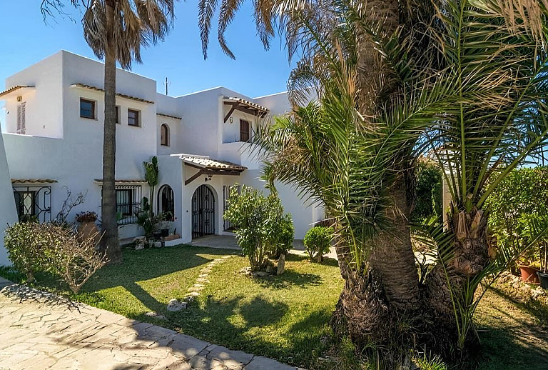 Ferienhaus mit Palmen im Garten