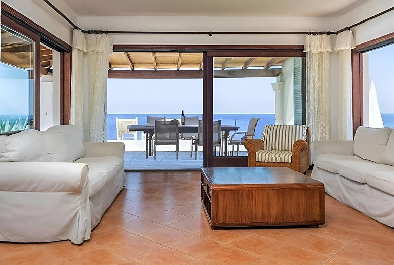 Wohnzimmer mit Couch und Meerblick