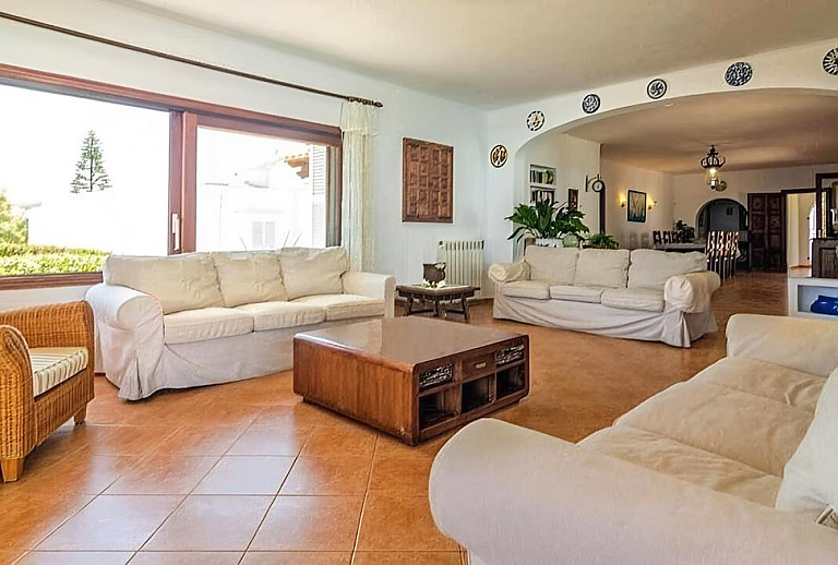 Wohnraum mit Sofas und Esssbereich