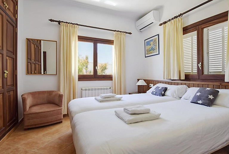 Schlafzimmer mit Einzelbetten und Heizung