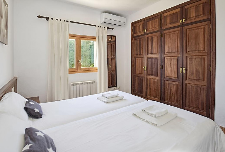 Schlafzimmer mit Einzelbetten und Wandschrank