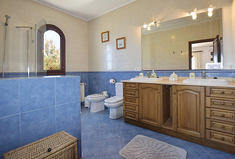 Badezimmer mit WC und Waschbecken
