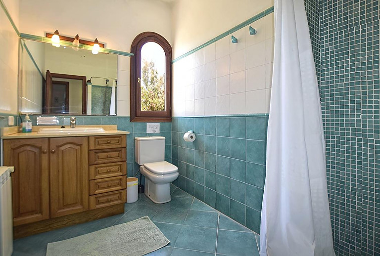 Bad mit Dusche und WC