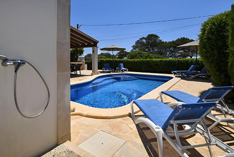 Außendusche am Pool vor dem Ferienhaus