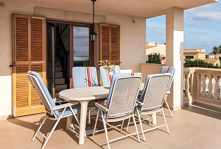 Balkon mit Gartenmöbeln