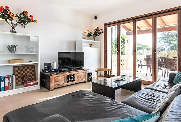 Wohnzimmer mit Fernseher und Couch