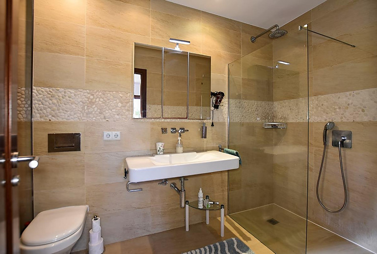 Badezimmer mit Dusche und Spiegel