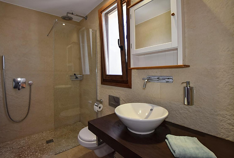 Badezimmer mit Dusche und Fenster