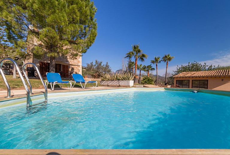 Pool mit Sonnenliegen vor der Finca