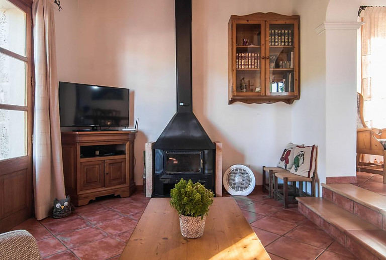 Wohnzimmer mit Ofen und Fernseher