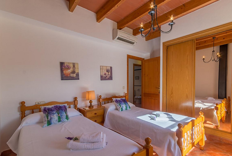 Schlafzimmer mit Einzelbetten und Kleiderschrank und Spiegel
