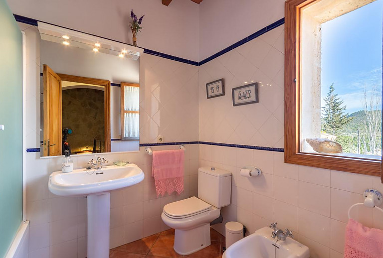 Badezimmer mit WC und Waschbecken