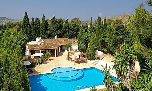 Finca umgeben von Bäumen und mit Pool