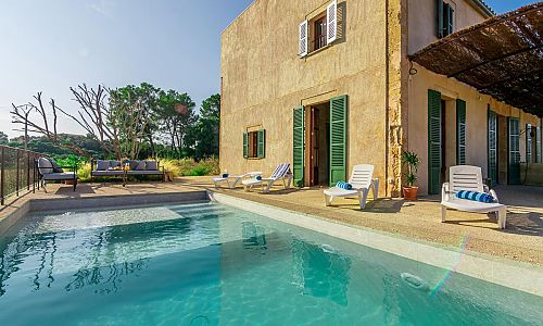 Gartenmöbel am Pool vor der Finca