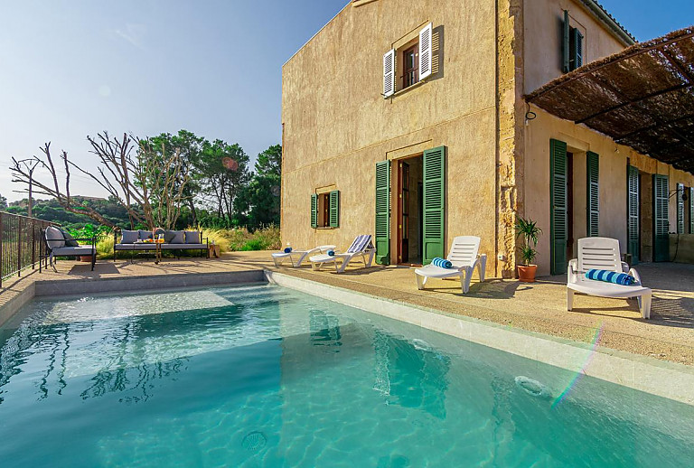 Gartenmöbel am Pool vor der Finca