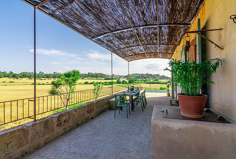 Terrasse mit Vordach und Esstisch
