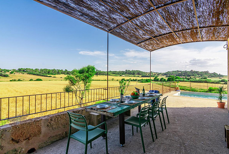 Esstisch mit Stühlen auf der Terrasse