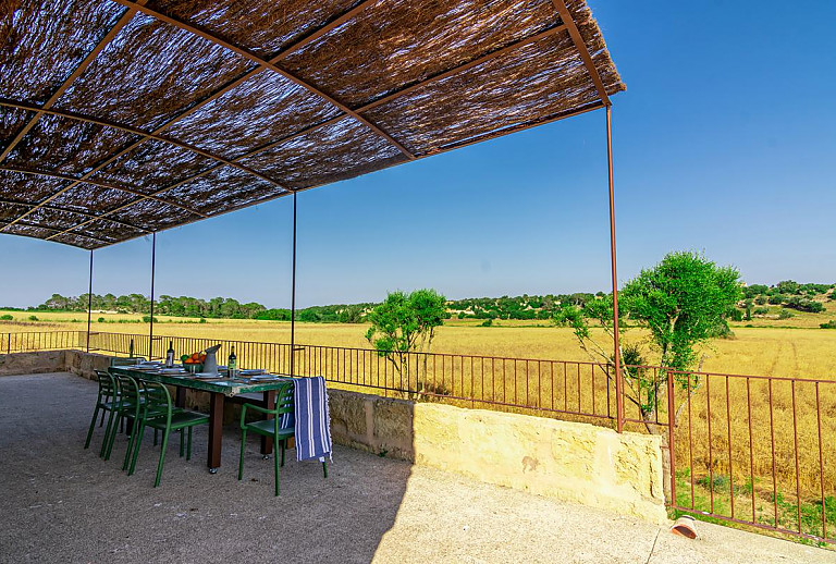 Terrasse mit Vordach und Weitblick