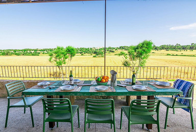 Weitblick über die Landschaft von der Terrasse
