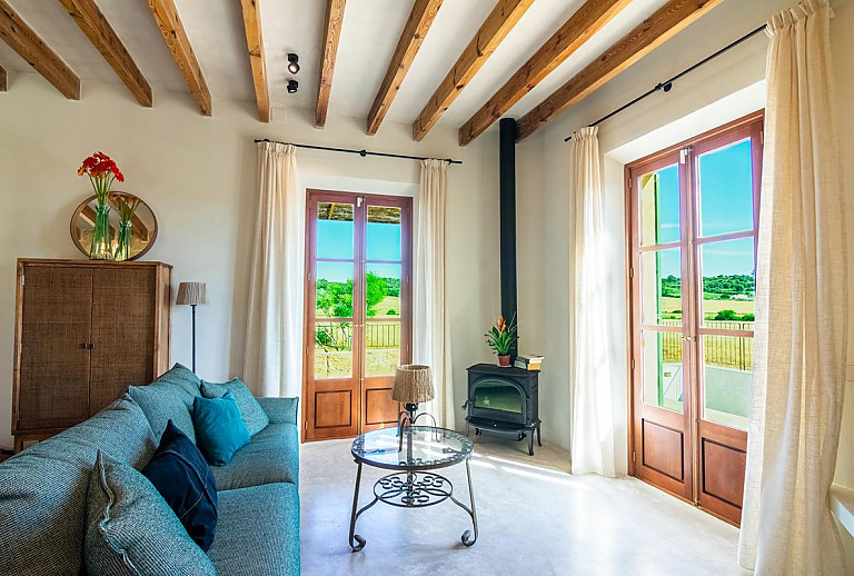 Wohnzimmer mit Ofen und Couch