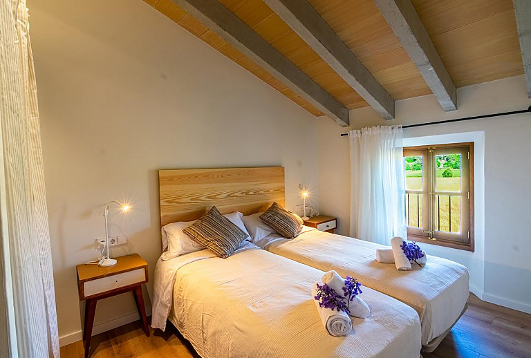 Schlafzimmer mit Einzelbetten und Fenster