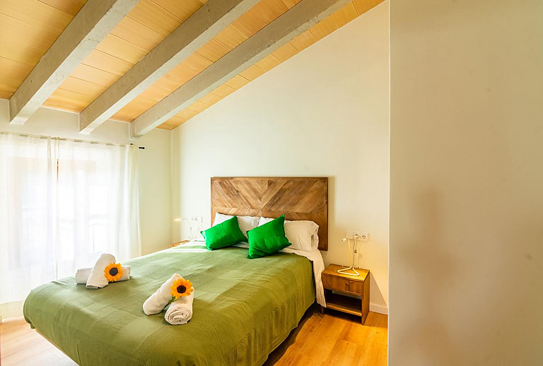 Schlafzimmer mit Doppelbett und Nachttisch