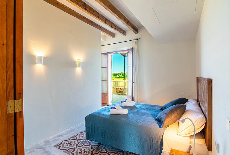 Schlafzimmer mit Doppelbett und Terrassentür