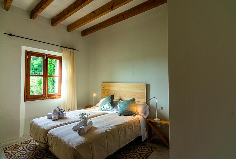 Schlafzimmer mit Einzelbetten und Nachttisch