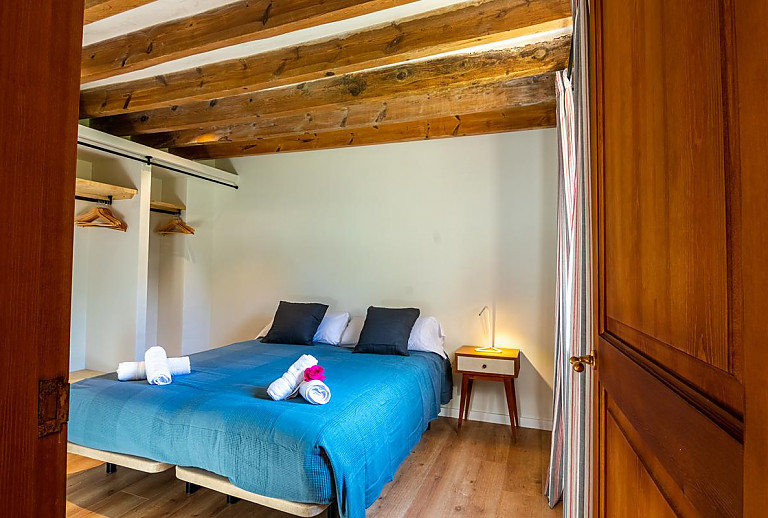 Schlafzimmer mit Doppelbett und Kleiderschrank