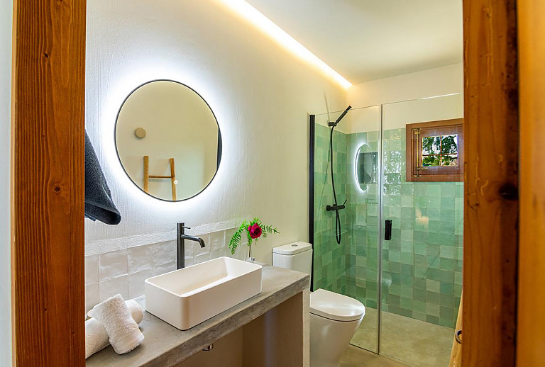 Badezimmer mit Dusche und Spiegel