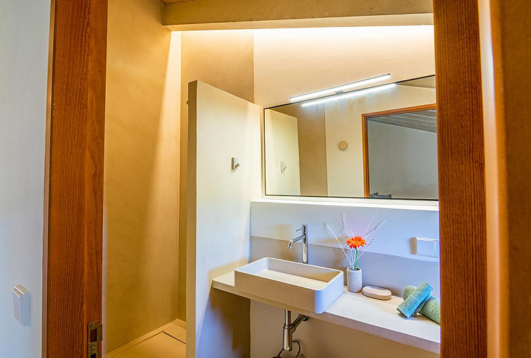 Badezimmer mit Waschbecken und Spiegel