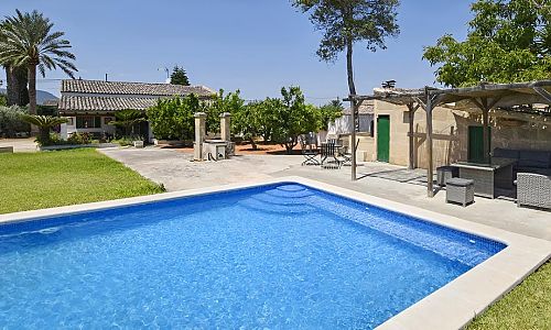 Finca mit Pool und Rasen