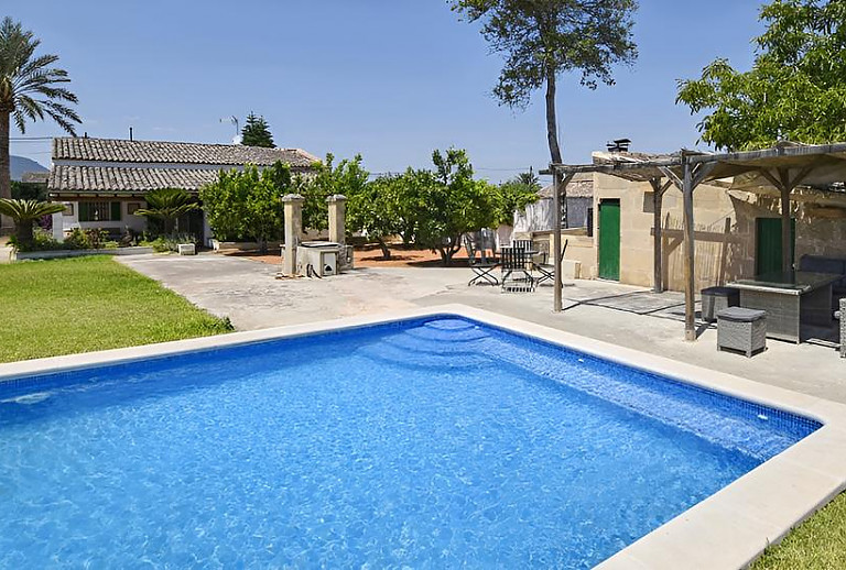 Finca mit Pool und Rasen
