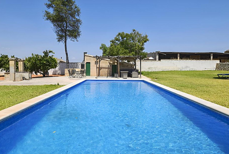Poolbereich mit Gartenmöbeln und Sonnendach