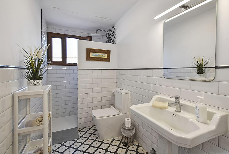 Badezimmer mit Dusche und WC