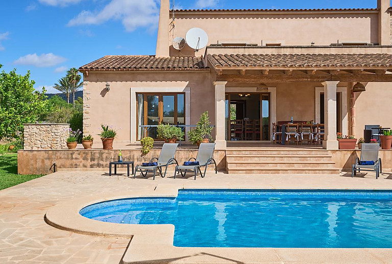 Finca mit Poolterrasse und Sonnenliegen