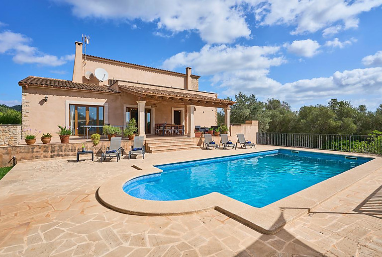 Poolterrasse vor der Finca mit Sonnenliegen
