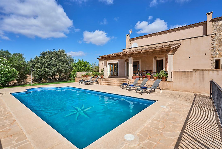 Finca mit Poolterrasse und Sonnenliegen