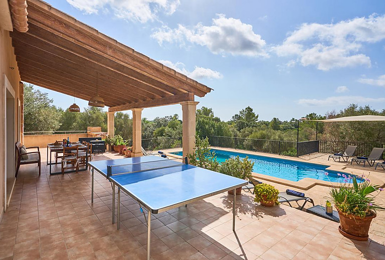 Tischtennisplatte auf der Terrasse vor der Finca